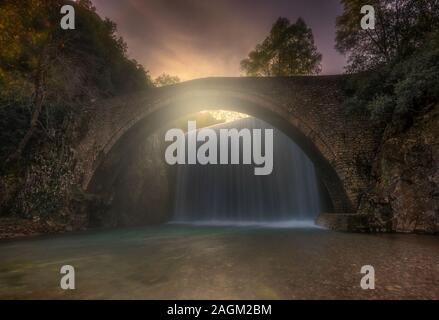 Le beau pont de Palaiokaria,Grèce Banque D'Images