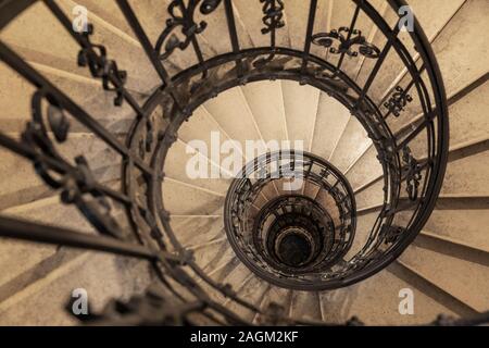 Escalier spirale avec clôture métallique dans la Basilique St Stephens à Budapest Banque D'Images