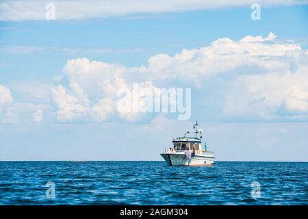 Bateau à moteur sur le Lac Vänern le long d'une journée d'été suédois Banque D'Images