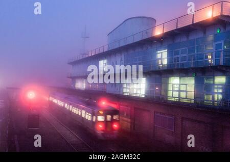 Cobh, Cork, Irlande. 20 Décembre, 2019. Un matin tôt le train passe la station locale de garde sur un matin brumeux après avoir quitté la gare de Cobh, à destination de la ville de Cork, Irlande.- Crédit ; David Creedon / Alamy Live News Banque D'Images