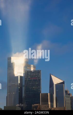 L'Angleterre, Londres, ville de London gratte-ciel et réfléchissant la lumière Banque D'Images
