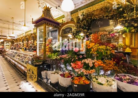 L'Angleterre, Londres, Knightsbridge, Harrods, le Food Hall, Neill Floral Fleurs Couture souche Banque D'Images