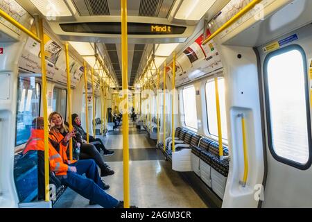 L'Angleterre, Londres, London Underground, Metropolitan Line, vue intérieure avec passager en Transport Métro Banque D'Images