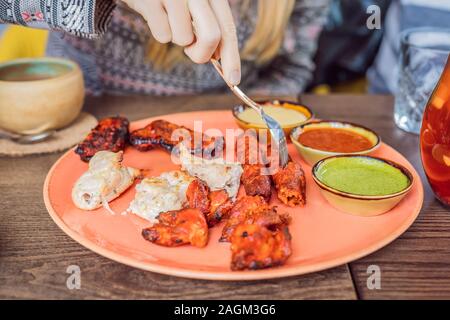 La cuisine indienne-célèbre Indian curry d'agneau ou de mouton dans un plat en fonte. Selective focus photographie Banque D'Images