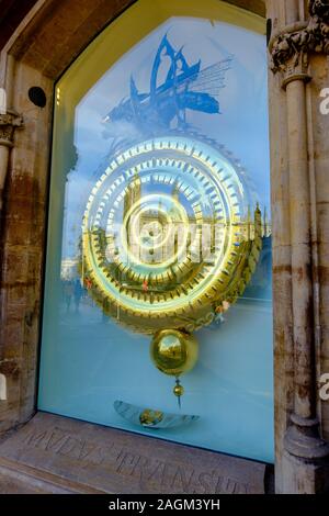 La Corpus Clock, une sculpture d'un insecte de temps bestiale qui trône au sommet de l'or, un réveil consistant avec des lumières LED. Il a été conçu et financé par le J Banque D'Images