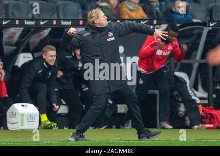 Markus GISDOL (entraîneur, K) cheers après le coup de sifflet final, jubilation, ils applaudissent, ils applaudissent, joie, Cheers, célébrer, jubilation finale, figure d'ensemble, le geste, le geste, le football 1.Bundesliga, 16. Journée, Eintracht Frankfurt (F) - 1 .FC Cologne (K) 2 : 4, le 18 décembre 2019 à Francfort/Allemagne. ¬ | conditions dans le monde entier Banque D'Images