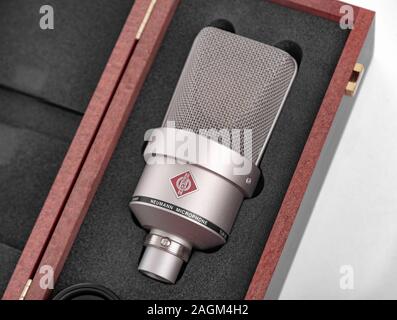 Microphone de studio à condensateur large diaphragme Neumann TLM 103 sur un fond blanc. Banque D'Images