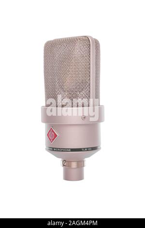 Microphone de studio à condensateur large diaphragme Neumann TLM 103 sur un fond blanc. Banque D'Images