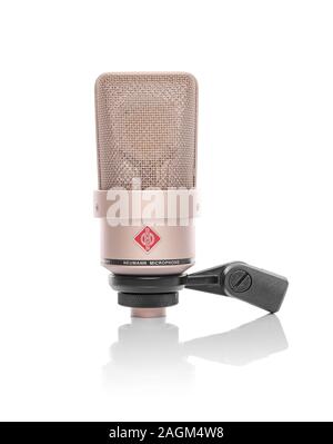 Microphone de studio à condensateur large diaphragme Neumann TLM 103 sur un fond blanc. Banque D'Images