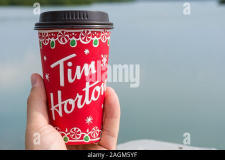 "Ras al Khaimah, Emirats Arabes Unis/Emirats Arabes Unis - 12/16/2019 : 'Hand holding Tim Horton's Canadian retail chaîne du café tasse à emporter déco de Noël Banque D'Images