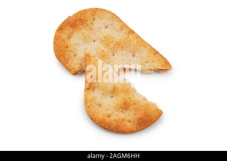 Studio shot of sourdough biscuits découpés sur un fond blanc - John Gollop Banque D'Images