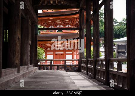 Sanctuaire de Toyokuni orange pagode à cinq étages en bois vue du Pavillon Senjokaku, Miyajima, Japon Banque D'Images