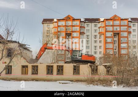 Démolition d'une maison avec une orange digger Banque D'Images