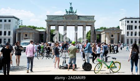 BERLIN, ALLEMAGNE - le 24 mai 2018 : les touristes à la célèbre Porte de Brandebourg à Berlin, l'un des principaux monuments de la ville, capitale de la République Fédérale Banque D'Images