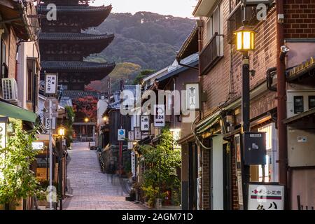 KYOTO, JAPON 17 novembre 2019 Ninezaka:Sannenzaka et sont célèbres rues de Kyoto bordée de bâtiments traditionnels japonais Banque D'Images