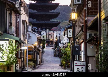 KYOTO, JAPON 17 novembre 2019 Ninezaka:Sannenzaka et sont célèbres rues de Kyoto bordée de bâtiments traditionnels japonais Banque D'Images