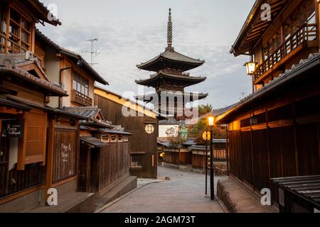 KYOTO, JAPON 17 novembre 2019 Ninezaka:Sannenzaka et sont célèbres rues de Kyoto bordée de bâtiments traditionnels japonais Banque D'Images