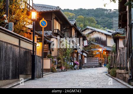 KYOTO, JAPON 17 novembre 2019 Ninezaka:Sannenzaka et sont célèbres rues de Kyoto bordée de bâtiments traditionnels japonais Banque D'Images