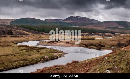 La Helmsdale Strath serpente à travers des forêts de Kildonan sous l'Dhorain Uarie Beinn Ben et montagnes dans les Highlands d'Ecosse. Banque D'Images