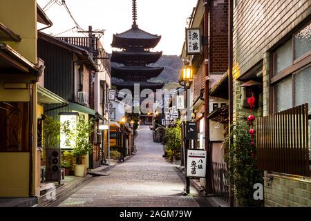 KYOTO, JAPON 17 novembre 2019 Ninezaka:Sannenzaka et sont célèbres rues de Kyoto bordée de bâtiments traditionnels japonais Banque D'Images