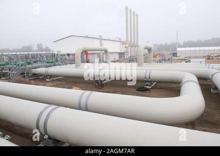 Lubmin, Allemagne. Dec 19, 2019. Vue de la station de réception de gaz naturel de l'Eugal pipeline pour le branchement du gaz. Le Eugal relie la station de réception de gaz naturel à Lubmin près de Greifswald avec le régulateur de pression du gaz et le poste de mesurage de Deutschneudorf (Saxe) près de la frontière tchèque. Selon l'entreprise, jusqu'à 30,9 milliards de mètres cubes de gaz naturel peuvent être transportés par an. Jusqu'à la mer Baltique 2 Nord Stream Pipeline est terminé, le pipeline sera alimentée par le Gazoduc nord-européen de l'ECN. Credit : Stefan Sauer/dpa-Zentralbild/dpa/Alamy Live News Banque D'Images