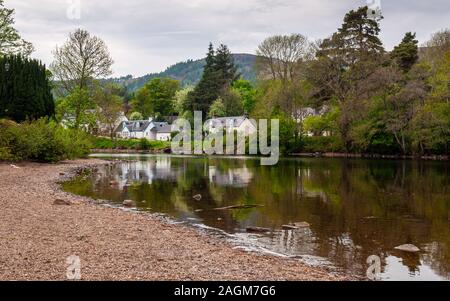 Cottages est niché parmi les arbres forestiers sur les rives du Loch Ness à Fort Augustus dans les Highlands d'Ecosse. Banque D'Images