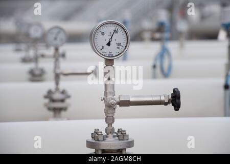 Lubmin, Allemagne. Dec 19, 2019. Vue d'un appareil de mesure à la station de réception de gaz naturel de l'Eugal pipeline pour le branchement du gaz. Le Eugal relie la station de réception de gaz naturel à Lubmin près de Greifswald avec le régulateur de pression du gaz et le poste de mesurage de Deutschneudorf (Saxe) près de la frontière tchèque. Selon l'entreprise, jusqu'à 30,9 milliards de mètres cubes de gaz naturel peuvent être transportés par an. Jusqu'à la mer Baltique 2 Nord Stream Pipeline est terminé, le pipeline sera alimentée par le Gazoduc nord-européen de l'ECN. Credit : Stefan/dpa/Alamy Live News Banque D'Images