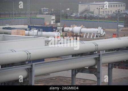 Lubmin, Allemagne. Dec 19, 2019. Les travailleurs sont l'article sur le site de construction de la station de réception pour le projet Nord Stream 2 pipeline de la mer Baltique, qui était initialement prévue pour entrer en service à la fin de cette année. Credit : Stefan Sauer/dpa-Zentralbild/dpa/Alamy Live News Banque D'Images