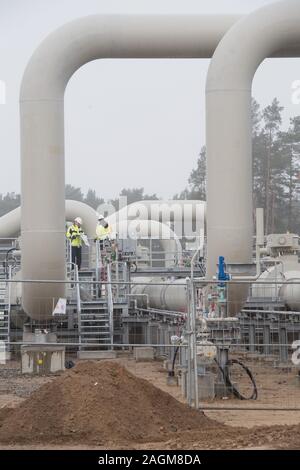 Lubmin, Allemagne. Dec 19, 2019. Vue de la station de réception de gaz naturel de l'Eugal pipeline pour le branchement du gaz. Le Eugal relie la station de réception de gaz naturel à Lubmin près de Greifswald avec le régulateur de pression du gaz et le poste de mesurage de Deutschneudorf (Saxe) près de la frontière tchèque. Selon l'entreprise, jusqu'à 30,9 milliards de mètres cubes de gaz naturel peuvent être transportés par an. Jusqu'à la mer Baltique 2 Nord Stream Pipeline est terminé, le pipeline sera alimentée par le Gazoduc nord-européen de l'ECN. Credit : Stefan Sauer/dpa-Zentralbild/dpa/Alamy Live News Banque D'Images