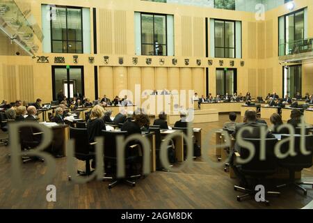Berlin, Allemagne. 18Th Oct, 2019. Avis du Conseil fédéral avant le vote sur le paquet climatique. Credit : Jörg Carstensen/dpa/Alamy Live News Banque D'Images