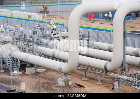 Lubmin, Allemagne. Dec 19, 2019. Vue de la station de réception de gaz naturel de l'Eugal pipeline pour le branchement du gaz. Le Eugal relie la station de réception de gaz naturel à Lubmin près de Greifswald avec le régulateur de pression du gaz et le poste de mesurage de Deutschneudorf (Saxe) près de la frontière tchèque. Selon l'entreprise, jusqu'à 30,9 milliards de mètres cubes de gaz naturel peuvent être transportés par an. Jusqu'à la mer Baltique 2 Nord Stream Pipeline est terminé, le pipeline sera alimentée par le Gazoduc nord-européen de l'ECN. Credit : Stefan Sauer/dpa-Zentralbild/dpa/Alamy Live News Banque D'Images