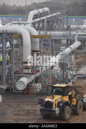 Lubmin, Allemagne. Dec 19, 2019. Les travailleurs sont l'article sur le site de construction de la station de réception pour le projet Nord Stream 2 pipeline de la mer Baltique, qui était initialement prévue pour entrer en service à la fin de cette année. Credit : Stefan Sauer/dpa-Zentralbild/dpa/Alamy Live News Banque D'Images