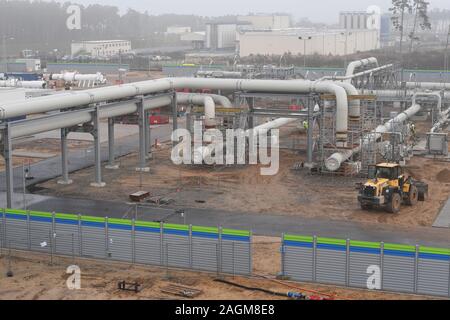 Lubmin, Allemagne. Dec 19, 2019. Les travailleurs sont l'article sur le site de construction de la station de réception pour le projet Nord Stream 2 pipeline de la mer Baltique, qui était initialement prévue pour entrer en service à la fin de cette année. Credit : Stefan Sauer/dpa-Zentralbild/dpa/Alamy Live News Banque D'Images