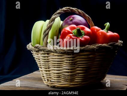 La canne à sucre et de sparterie corbeille de fruits et légumes Banque D'Images