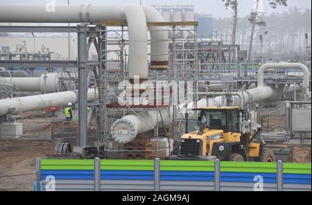 Lubmin, Allemagne. Dec 19, 2019. Les travailleurs sont l'article sur le site de construction de la station de réception pour le projet Nord Stream 2 pipeline de la mer Baltique, qui était initialement prévue pour entrer en service à la fin de cette année. Credit : Stefan Sauer/dpa-Zentralbild/dpa/Alamy Live News Banque D'Images