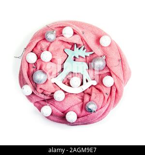 Bleu pastel poterie deer sur l'écharpe rose avec guirlande de noël Banque D'Images