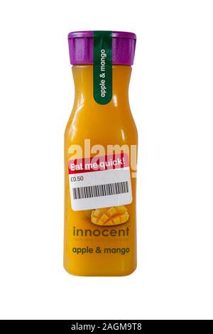 Bouteille de jus de mangue et de pomme innocents verre isolé sur fond blanc - jamais de se concentrer - Mangez moi label rapide courte durée de vie réduite Banque D'Images