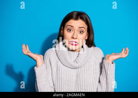 Jolie dame de blâmer les parents écoute porter pull tricoté bleu fond isolé Banque D'Images