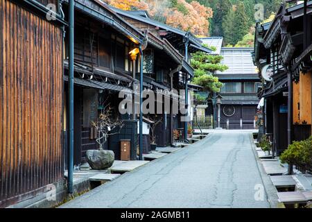 TAKAYAMA, JAPON -26ème Novembre 2019 : les rues étroites de son Sanmachi Suji historic district sont bordées de maisons de négociants en bois datant de la Banque D'Images