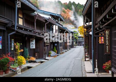 TAKAYAMA, JAPON -26ème Novembre 2019 : les rues étroites de son Sanmachi Suji historic district sont bordées de maisons de négociants en bois datant de la Banque D'Images