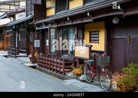 TAKAYAMA, JAPON -26ème Novembre 2019 : les rues étroites de son Sanmachi Suji historic district sont bordées de maisons de négociants en bois datant de la Banque D'Images