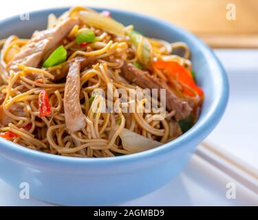 Colorful selective focus on un plat délicieux de chow mein au poulet recette fond flou pour copy space Banque D'Images