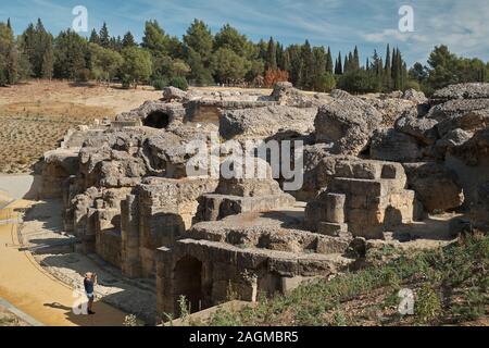 Ruines d'un amphithéâtre romain, Italica, Santiponce, Andalousie, espagne. Banque D'Images
