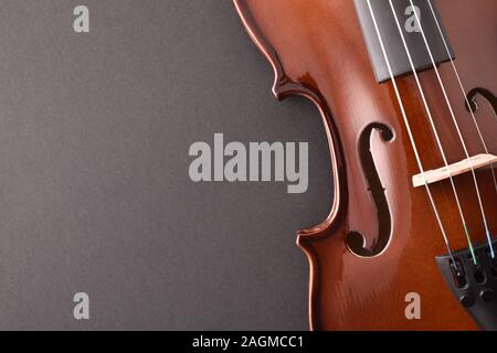 Corps de violon close up sur le tableau noir. Vue d'en haut. Composition horizontale. Banque D'Images