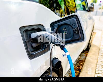 Voiture électrique moderne de charge sur la rue Banque D'Images