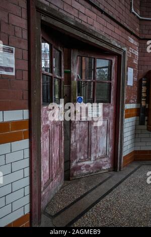 Portes ouvertes partiellement décoloré avec de la peinture rouge. Banque D'Images