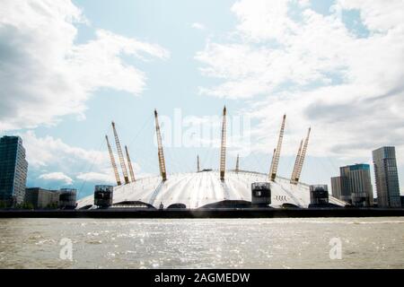 19 août 2019 - Tamise, Londres, Royaume-Uni. Le grand O2 Arena domine une partie de la Tamise et de la banque peut être vu à des kilomètres à la ronde. Banque D'Images