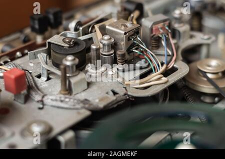 Close-up d'une tête d'un vieux magnétophone à bobines. Vue arrière de la tête du son. Vintage magnétophone. Focus sélectif. Tir au niveau des yeux. Banque D'Images