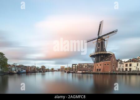 Moulin à vent et la rivière Spaarne, Haarlem, Pays-Bas Banque D'Images