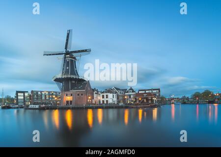 Moulin à vent et la rivière Spaarne, Haarlem, Pays-Bas Banque D'Images